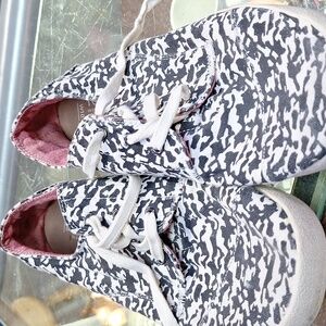 Toms shoes size 10W Black/White